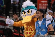 京城篮球记忆：大鹏现身五棵松，与“煎饼鸭”共度季后赛之夜