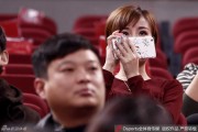 京粤大战看台明珠：方硕女友短发干练，凝望赛场柔情似水