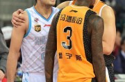 季前赛硝烟弥漫，西热力江与詹宁斯针锋相对引爆球场