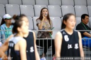 全运赛场的一道靓丽风景 前女篮国手许诺观战引围观