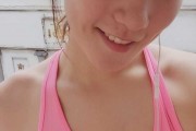 女篮勒布朗场下温柔一面，李梦清新造型定格纯真笑容