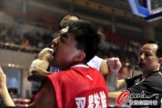冲突之后主场崩盘！刘维伟怒斥韦瑟斯庞+16分领先遭广东加时逆转