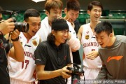 丁彦雨航新赛季写真遭队友“围攻”，山东高速男篮备战氛围欢乐多