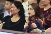 亲情的助威：李根家乡爆发砍高分，周琦母亲场边见证男篮连胜