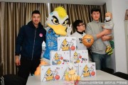 翟晓川张松涛与白血病儿童共绘温暖篮球梦