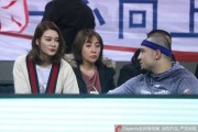 赛场温情与硬汉本色：二〇一八季CBA京疆大战侧记，李根妻子场边观战引热议
