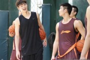 王者归来：王哲林换发型改运势，福建男篮训练课欢笑启航