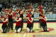 蕞红啦啦队身披半透红纱赤脚热舞 折扇助威中国男篮红队
