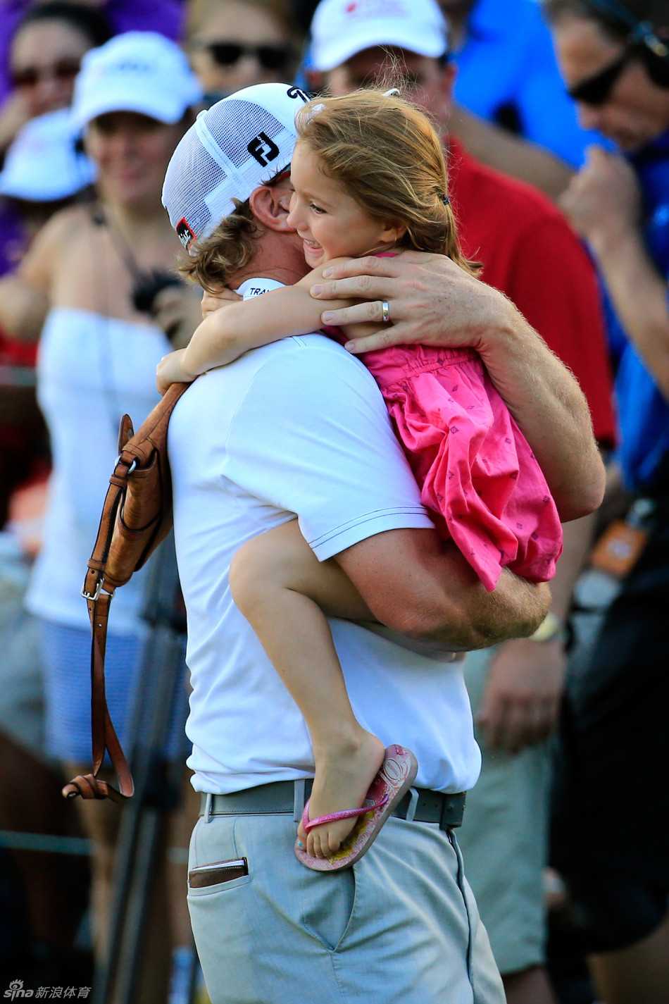 果岭上的家庭庆典:霍夫曼的冠军时刻与深情拥抱 夺冠时刻,霍夫曼的妻子与两个年幼的女儿从场边奔上果岭,女儿们脸上写满了纯真的兴奋,全家人在墨西哥的阳光下紧紧相拥。