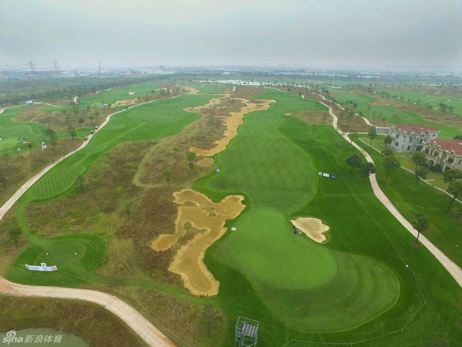 第18洞全景，宏伟的球道通向会所，夕阳为终点场景披上辉煌的外衣，充满仪式感。