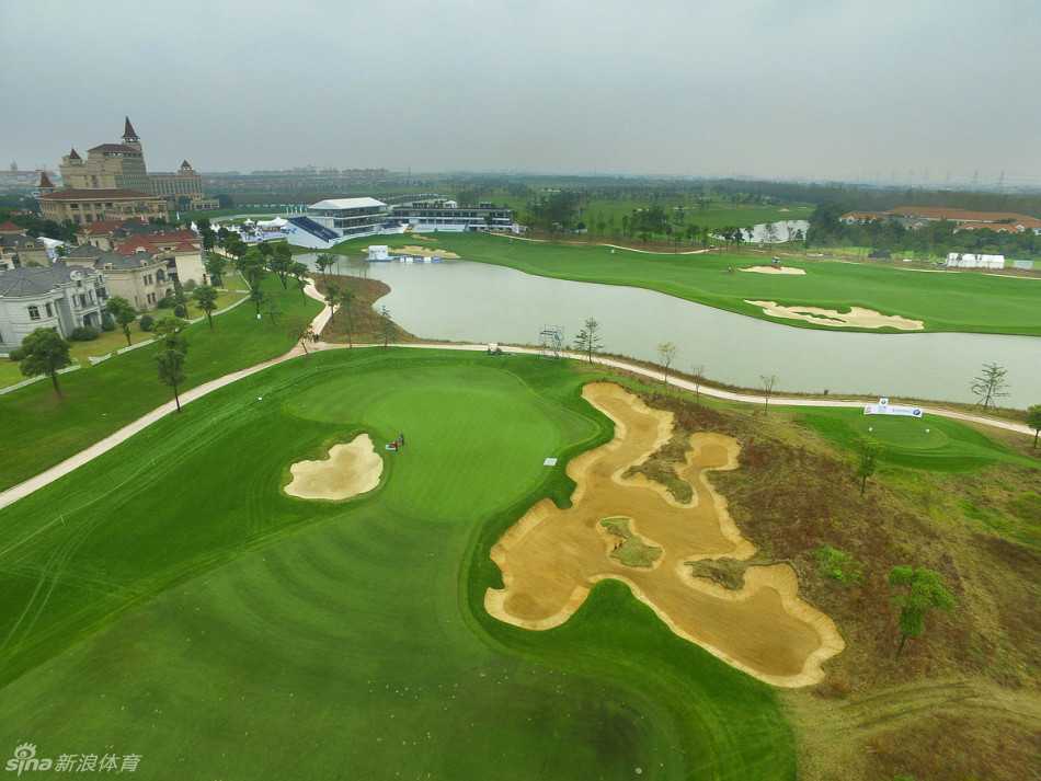 第17洞果岭紧邻湖畔，水波轻漾，果岭旗在微风中飘扬，挑战着球手最后的攻杆。