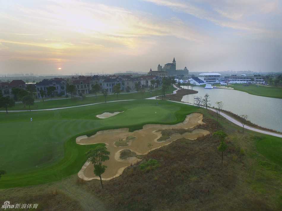 金色晚霞浸染天际，美兰湖水面如镜，倒映着颁奖台与远处疏朗的树林，一片宁静而荣耀的景象。