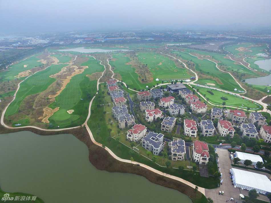 晚霞中的球场会所与活动区，华灯初上，人群熙攘，结束了白日赛事的热闹与温馨共存。