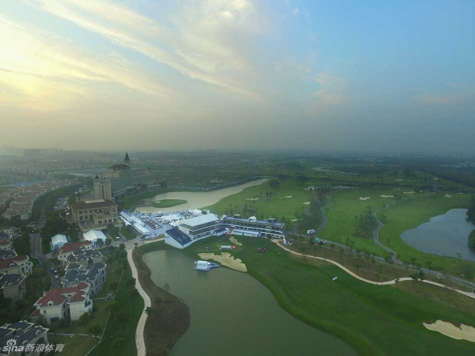 夕阳西下，颁奖典礼即将开始，人群聚集在湖滨，期待与荣耀的氛围弥漫在空气之中。