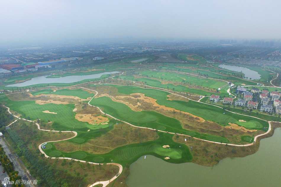 第16洞果岭被白色沙坑环绕，绿意盎然的果岭像一枚宝石镶嵌其中，挑战重重。