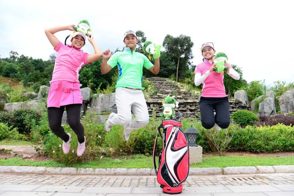 欢乐的起跳，友谊的开端：比赛间隙，几名不同代表队的青少年选手在果岭旁不约而同地跃起，青春的笑脸与明媚的阳光定格成一幅充满活力的画面。