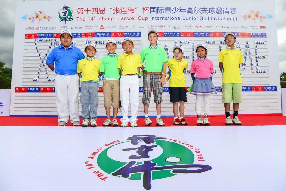 纯真无邪的合影时刻：几位小选手紧紧挨在一起，对着镜头露出灿烂而无拘无束的笑容，手中的高尔夫球帽显得格外醒目，这是专属于他们的快乐时光。