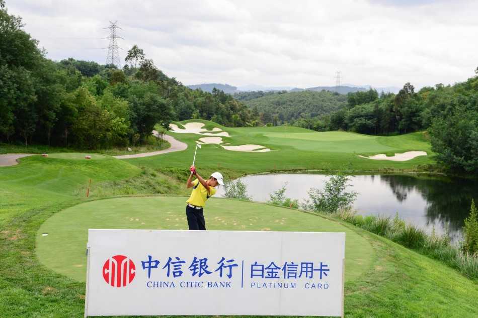 小选手的郑重开球：一名小球员屏息凝神，正以标准的姿势完成开球动作，专注的眼神里写满了对比赛的认真和对这项运动的热爱。