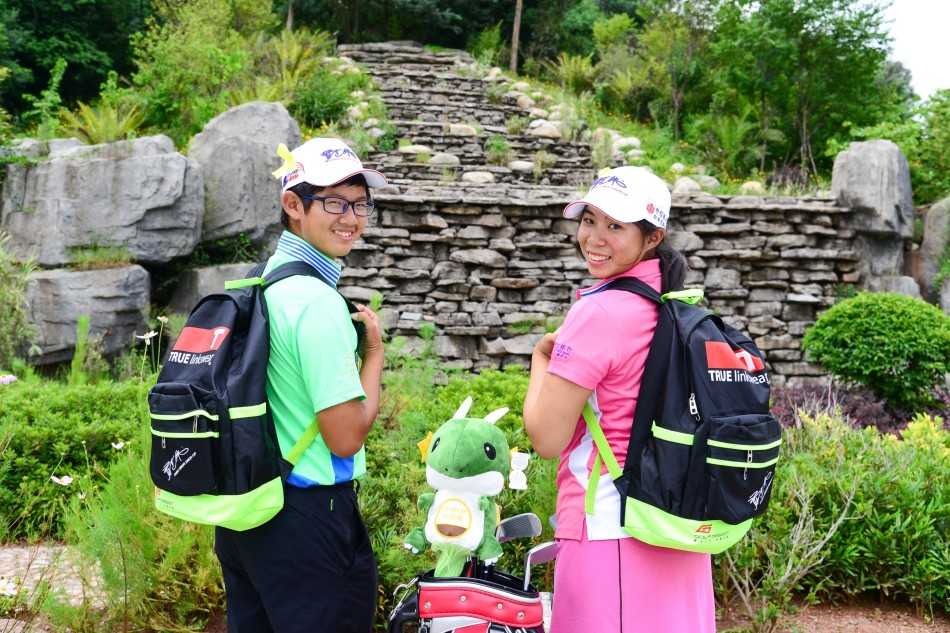 出发前的整装待发：一位小球员背起和自己差不多高的高尔夫球包，眼神坚定地望向前方，小小的身躯里蓄满了大大的能量和对旅程的期待。