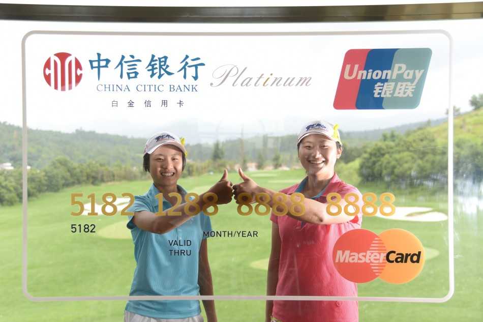 赛后的俏皮与放松：完成比赛的选手们聚在一起，对着镜头集体做出俏皮的“歪嘴笑”鬼脸，瞬间卸下了场上的所有压力，洋溢着青春的俏皮与友谊的轻松。