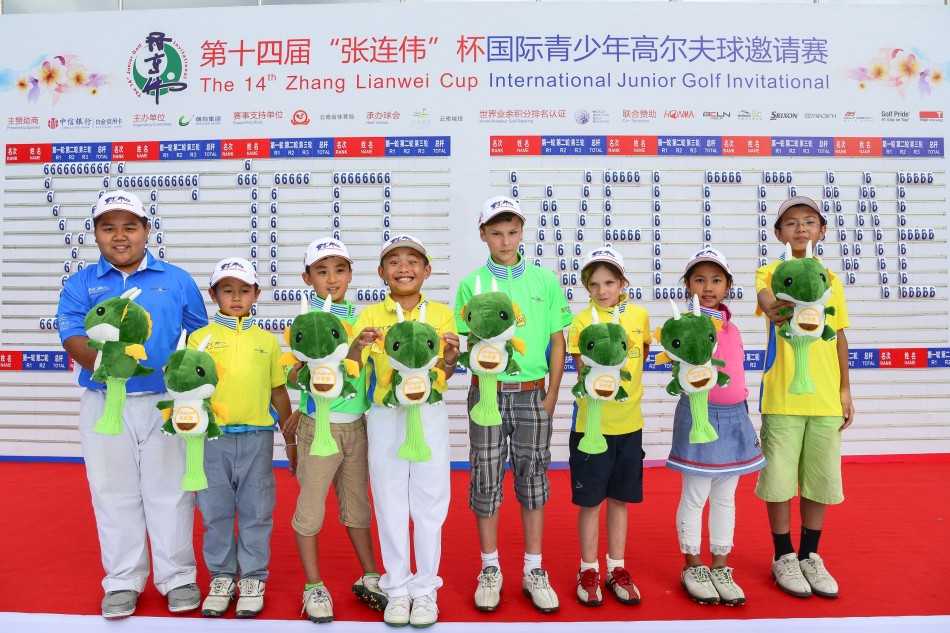 跨越国界的击掌：来自中国、泰国、德国的小选手们肩并肩站在一起合影，他们手臂相搭，笑容中流露出友谊与默契，体现了体育无国界的真谛。