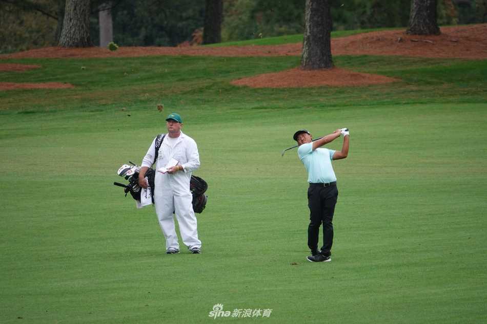 潘政琮在发球台上进行试挥，身后是奥古斯塔标志性的松林与坡地，氛围宁静而专注。