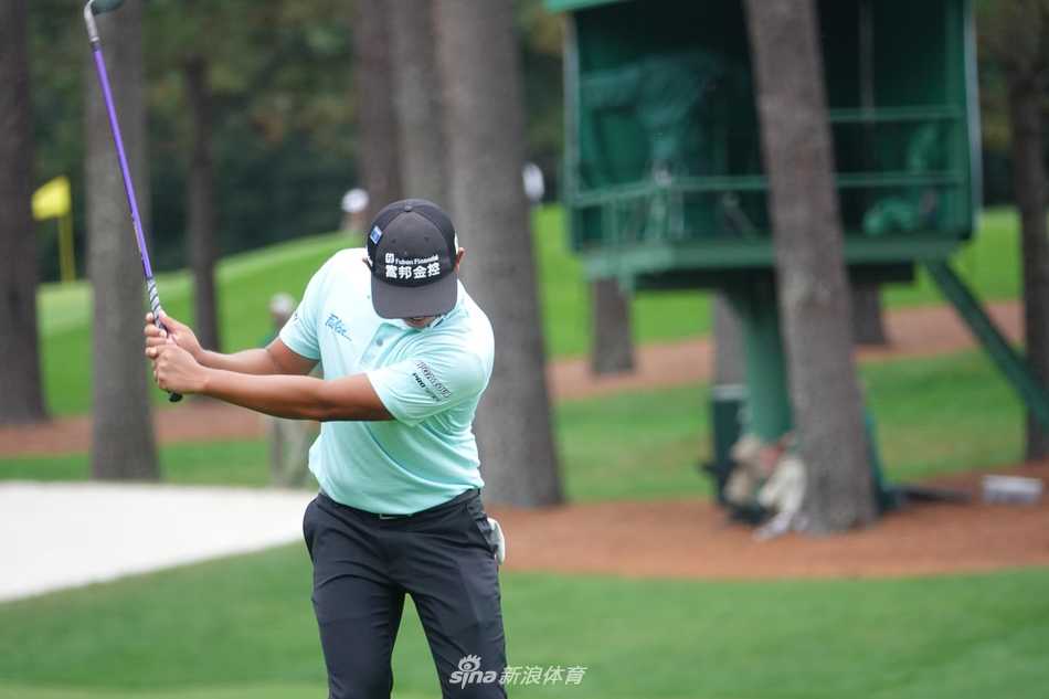 潘政琮在奥古斯塔练习轮中全神贯注，凝视球道走向，为首次大师赛做精心准备。