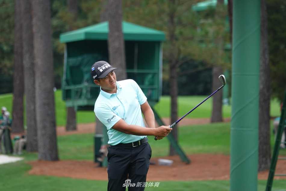 潘政琮于练习日站在果岭上，在秋日阳光下认真观察推击路线，为复杂的奥古斯塔果岭做准备。