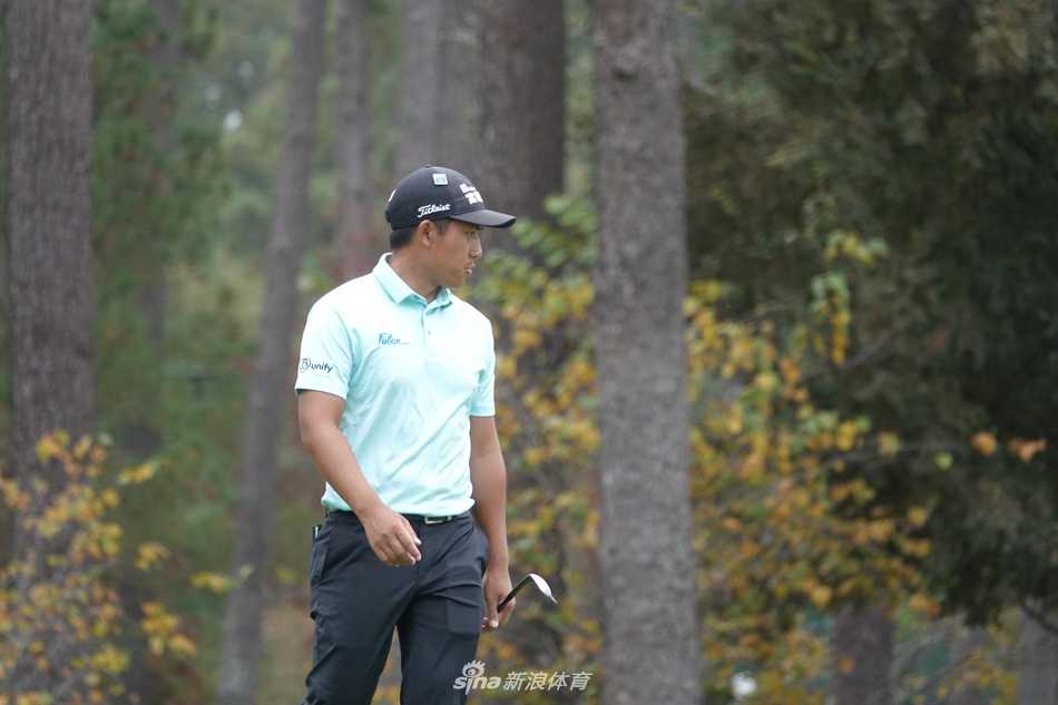 潘政琮在球道中挥杆击球，动作流畅而有力，白色小球在葱郁球道的映衬下划向远方。