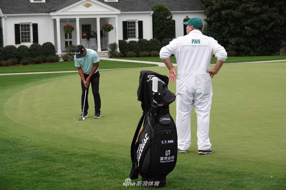 潘政琮在沙坑中练习救球，沙粒飞扬，展现其全面的短杆技术以应对球场各种挑战。