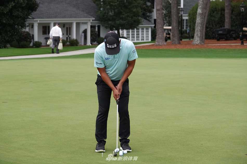 练习轮结束后，潘政琮肩背球包走过奥古斯塔的小径，神情坚定，迈向更衣室与未来的挑战。