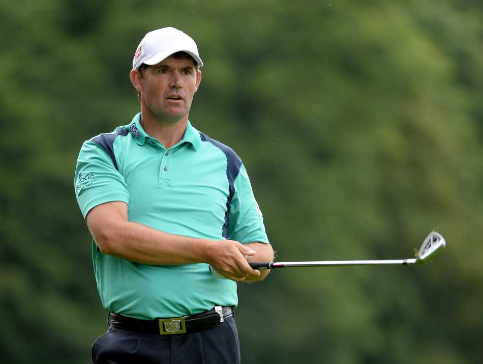 罗里·麦克罗伊在2014年PGA锦标赛第二轮比赛中，于第十洞专注地注视开球的飞行轨迹，背景是郁郁葱葱的瓦尔哈拉球场。