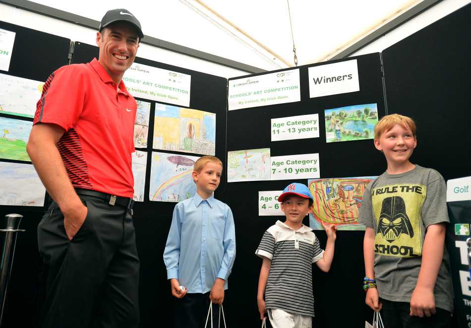 在高尔夫比赛或教学活动中，众人围站在果岭旁，安静而专注地观察球员处理关键推杆的紧张时刻。