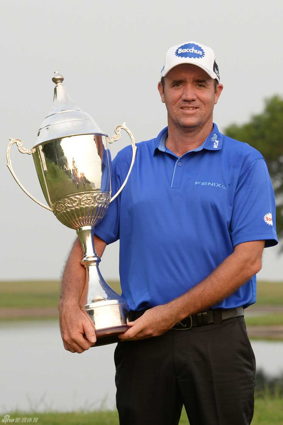 澳城暮色见证王者归来 亨德复仇捧杯再谱高球传奇 亨德开球瞬间,身体完全舒展,球杆划出有力弧线,白色小球直冲天际。