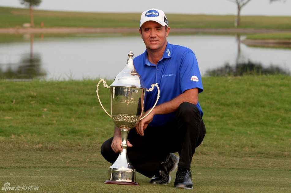 澳城暮色见证王者归来 亨德复仇捧杯再谱高球传奇 斯科特·亨德在第十八洞果岭沉着推杆,眼神专注,冠军近在咫尺。