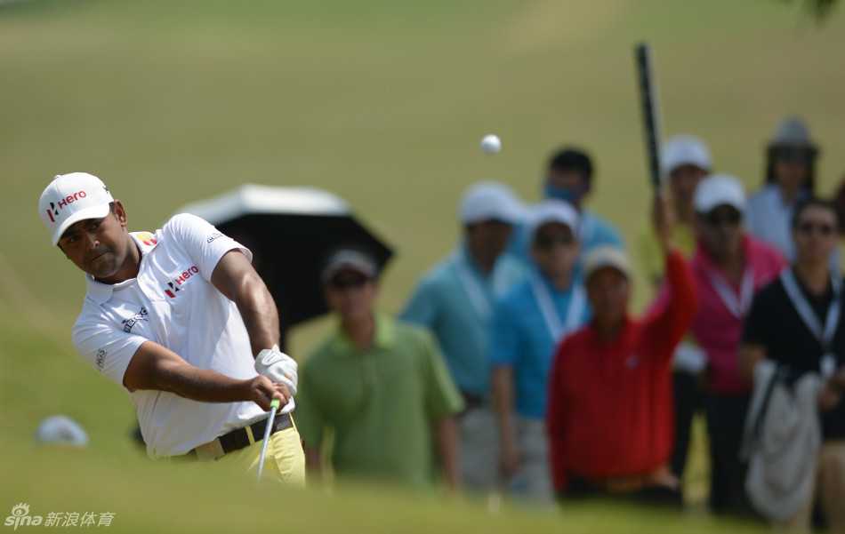 澳城暮色见证王者归来 亨德复仇捧杯再谱高球传奇 亨德与决赛轮同组球员阿尼班·拉希瑞并肩走向下一洞,两人表情严肃,空气中弥漫着竞争的气息。