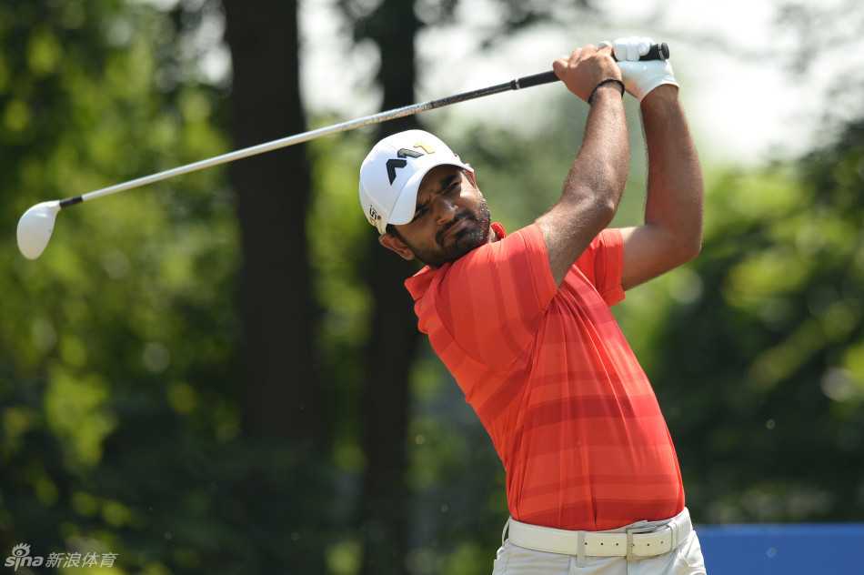 澳城暮色见证王者归来 亨德复仇捧杯再谱高球传奇 赛事颁奖典礼现场,亨德高举晶莹剔透的冠军奖杯,笑容灿烂,四周响起热烈掌声。