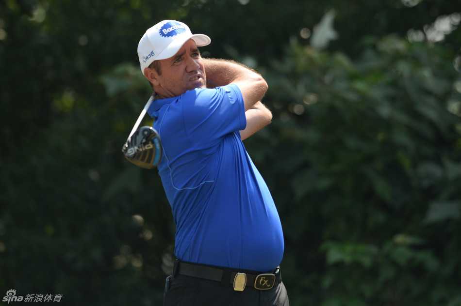 澳城暮色见证王者归来 亨德复仇捧杯再谱高球传奇 冠军亨德俯身亲吻来之不易的奖杯,深情而激动,这一幕成为赛事历史的经典瞬间。