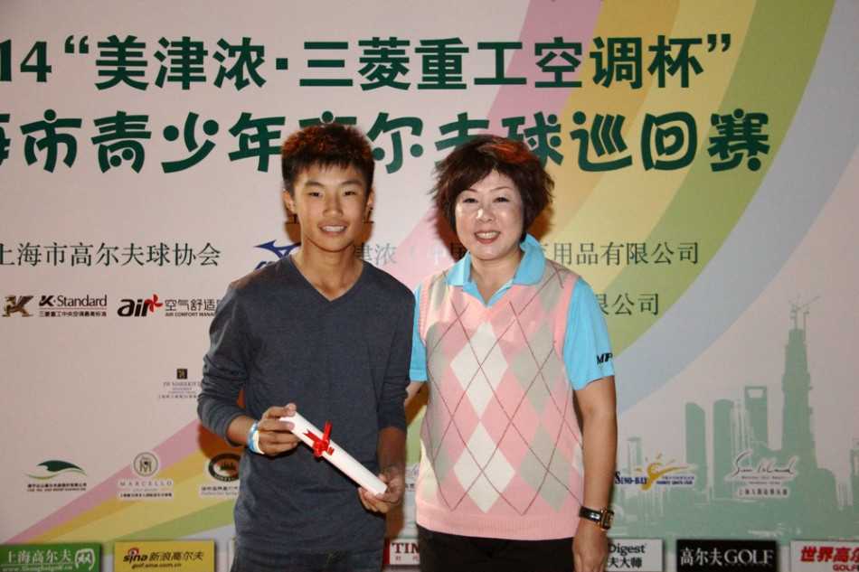 果岭上的青春对决 热闹的练习果岭上,小选手们围成一圈,认真进行推杆训练,五彩的服装点缀着绿色草坪