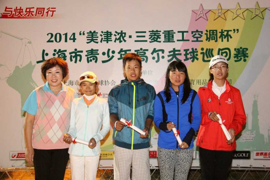 果岭上的青春对决 小选手在果岭边沿进行切杆练习,小球高高抛起后轻柔落地,动作一气呵成