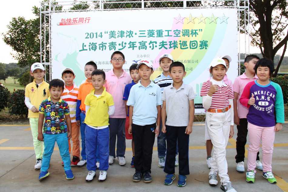 果岭上的青春对决 家长与教练聚集在成绩公告板前,认真查看比赛信息,表情关切而充满期待