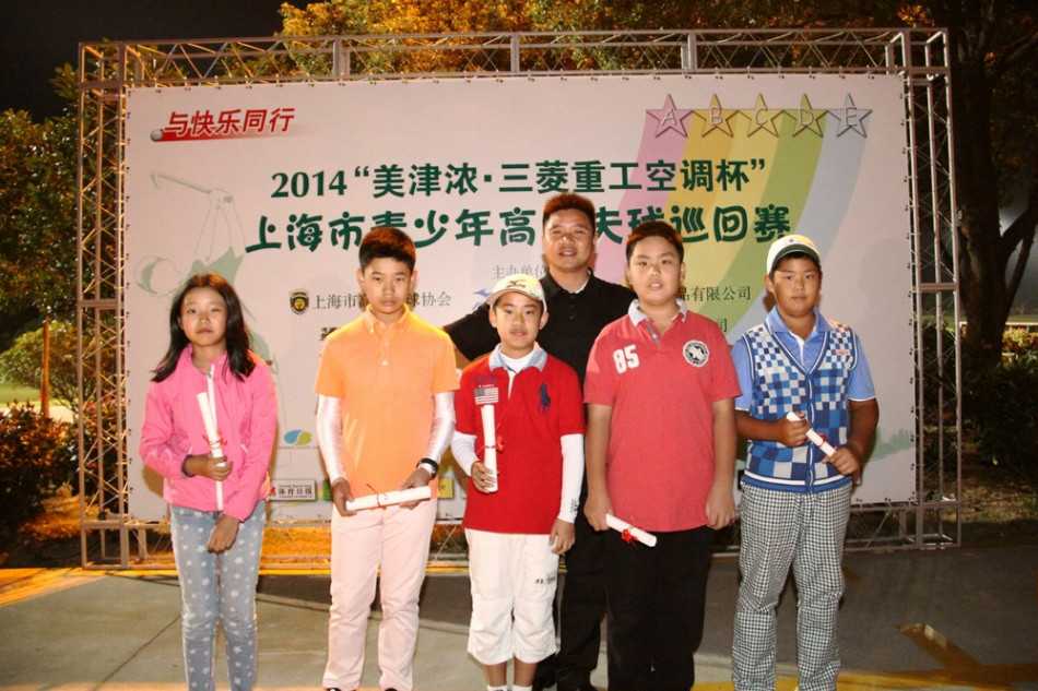 果岭上的青春对决 赛前练习场全景,选手们在不同打位有序热身,远山与蓝天构成宁静背景