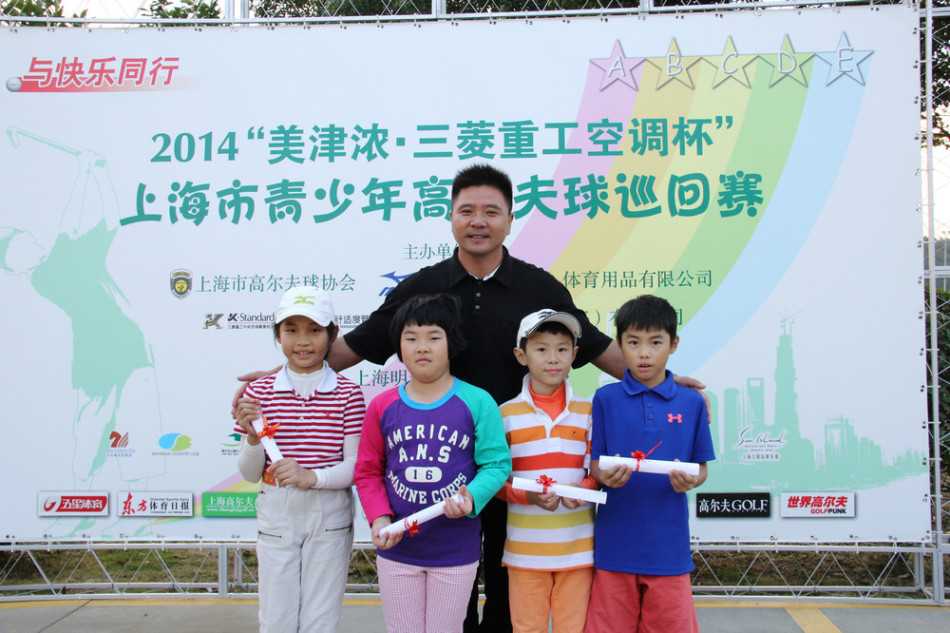 果岭上的青春对决 选手在沙坑中演示精彩的救球技巧,沙粒飞扬中小球精准飞向果岭