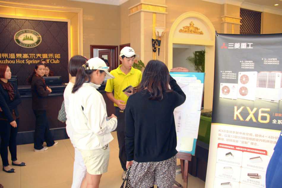 果岭上的青春对决 颁奖时刻,获奖小选手们手持奖杯与证书并肩而立,脸上洋溢着自豪与喜悦的笑容