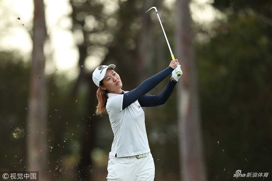 高真荣在果岭边凝神观察推杆线路，坚定的眼神预示着一位新王的诞生