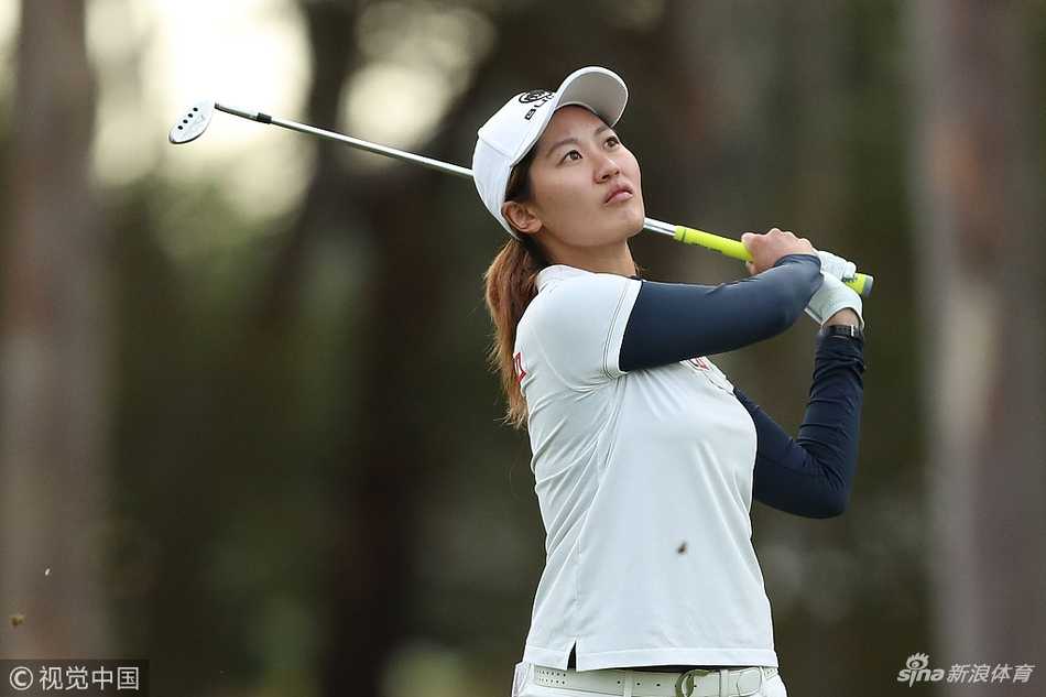 澳洲本土老将凯莉-韦伯在球道上从容击球，岁月沉淀下的经验与风度展露无遗