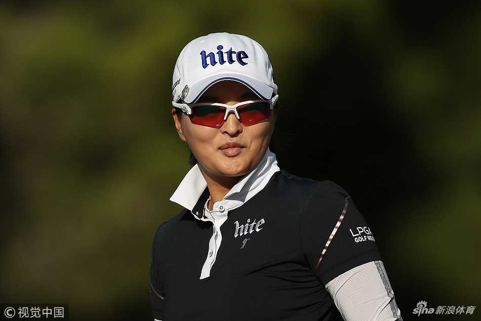 林希妤在沙坑中沉着救球，一记完美的切击让小白球划出美妙弧线飞向洞杯