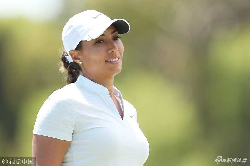 西班牙球员贝伦-莫佐优雅挥杆，身姿与身后的澳洲风景融为一体