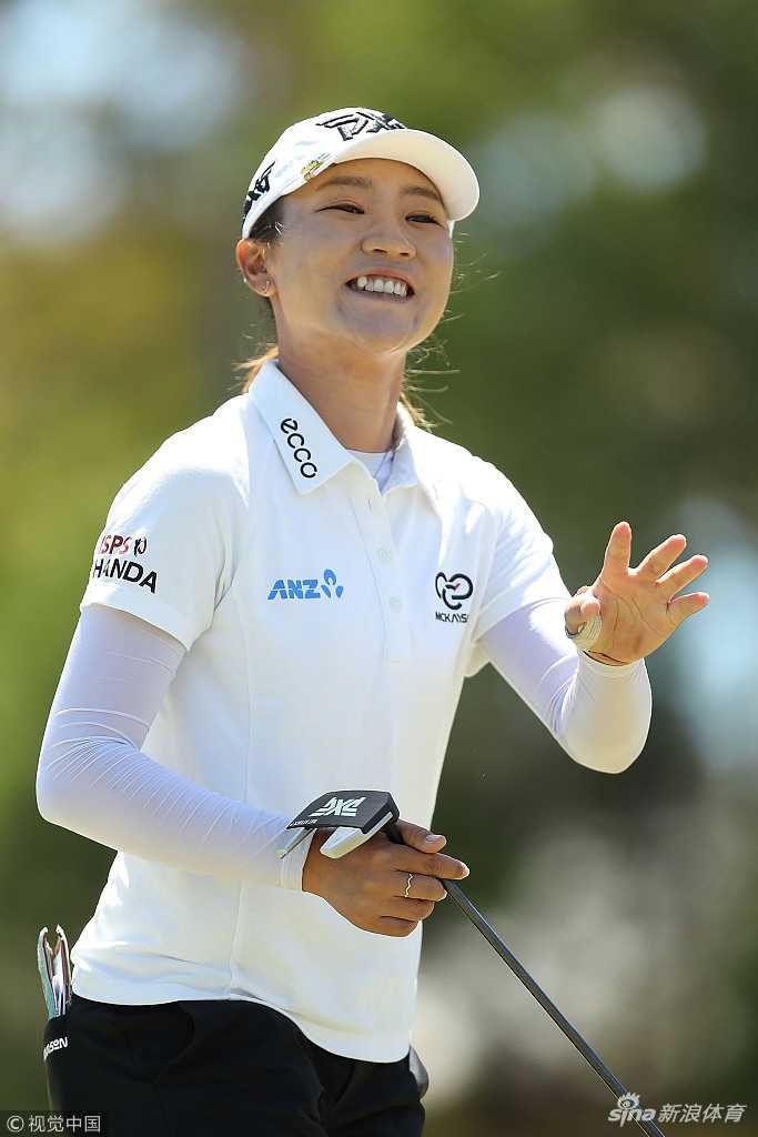 老虎伍兹的侄女夏安-伍兹专注推击，家族姓氏带来的压力与动力尽在凝眉之间