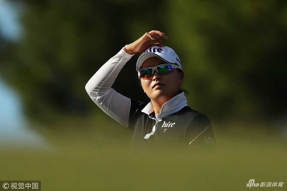 观众们聚集在果岭周围，屏息凝神观看球员推杆，构成高尔夫赛事独特的静谧与张力